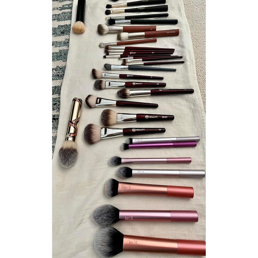 Real Techniques 5 Piece Makeup Brush Set Includes 4 Brushes & Makeup Sponge